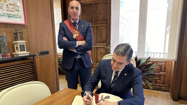 El alcalde de León, José Antonio Diez, ha presidido esta mañana la recepción institucional al regidor de la ciudad hermana de Baeza, Pedro Javier Cabrera