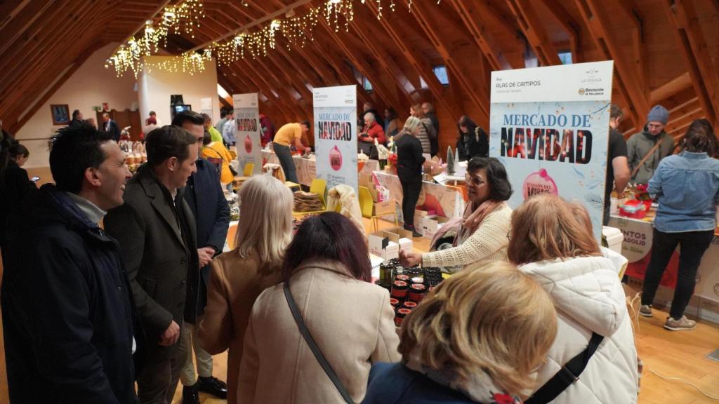 El presidente de la Diputación, Conrado Íscar, visitando el mercado de Navidad