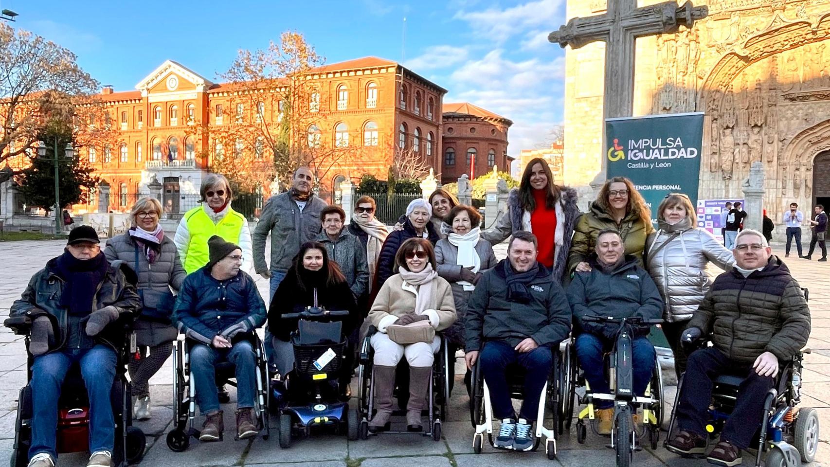 Imagen de los participantes en la ruta turística inclusiva de la obra 'El Hereje', de Miguel Delibes, en Valladolid, este domingo