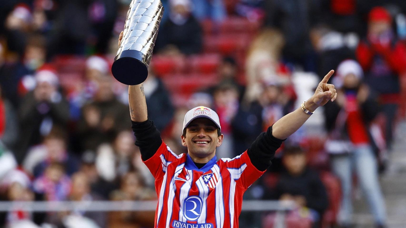 Jorge Martín muestra el trofeo de campeón de MotoGP al Metropolitano.