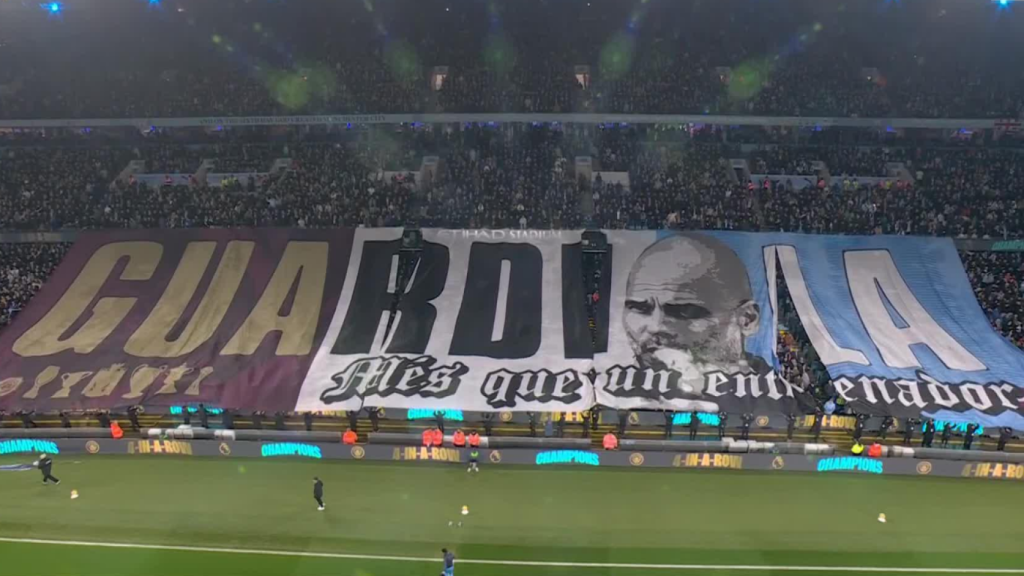 El tifo con el que la afición del Manchester City ha recibido a Guardiola en el derbi.