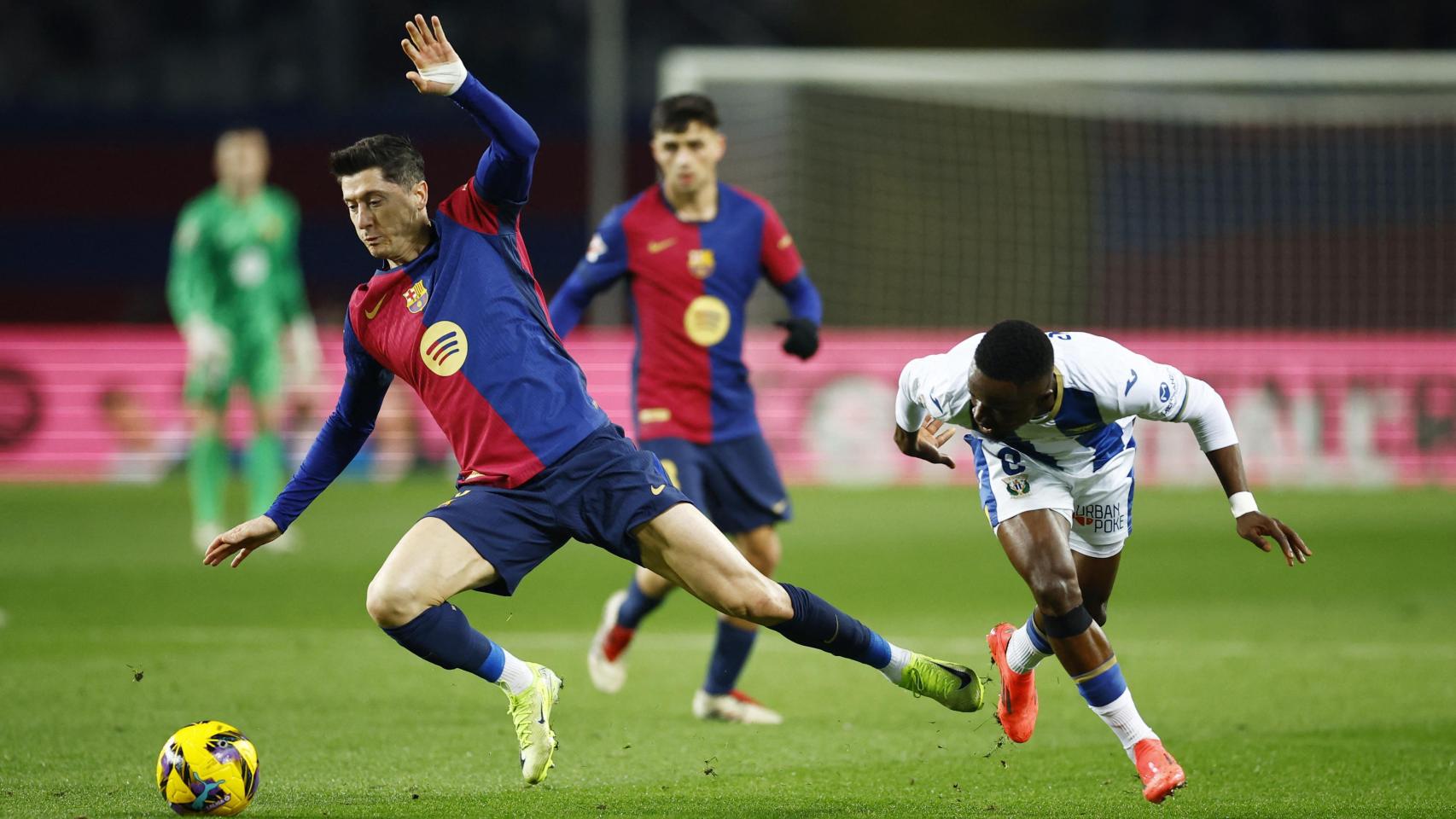 Robert Lewandowski durante una acción del partido con Cisse.