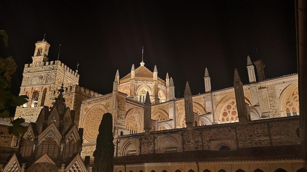 El Monasterio de Guadalupe iluminado gracias al proyecto de la Fundación Iberdrola España