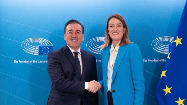 El ministro de Exteriores, José Manuel Albares, en su encuentro en Bruselas este mes con la presidenta de la Eurocámara, Roberta Metsola.