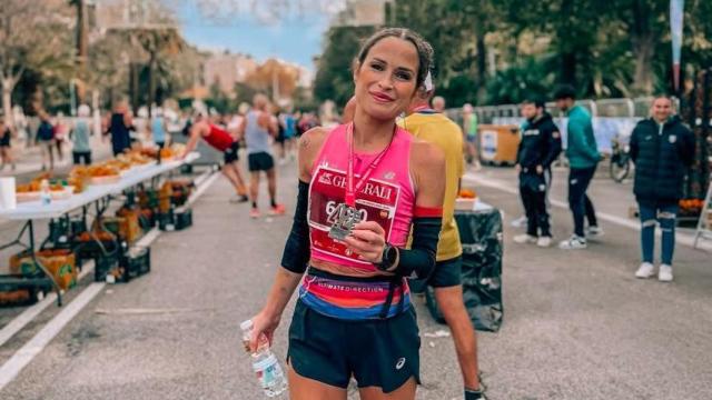 La influencer Verdeliss con su medalla del Maratón de Málaga.