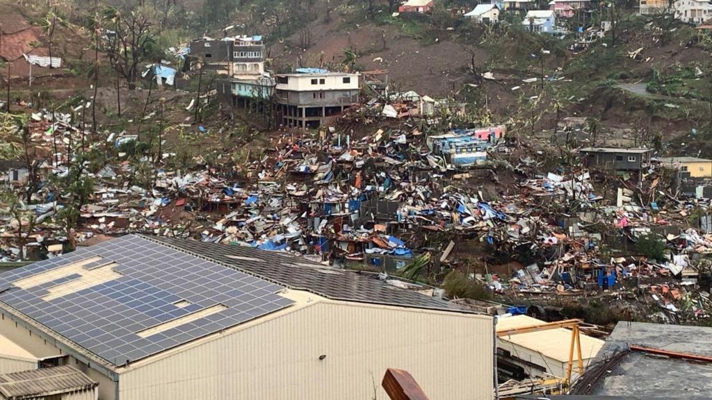 Una vista general de los daños causados por el ciclón Chido en el territorio francés de Mayotte el día 15 de diciembre de 2024