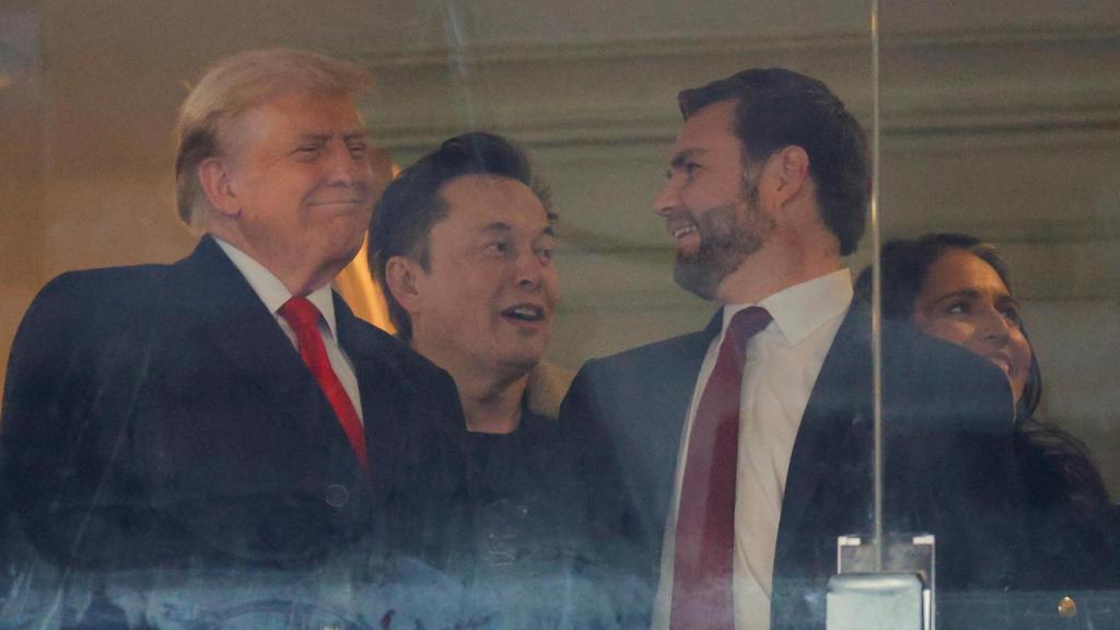 Donald Trump, Elon Musk y J.D. Vance. en el partido de fútbol entre el Ejército y la Marina en Landover, Maryland.