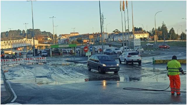 La rotura ha provocado una pequeña inundación en la zona