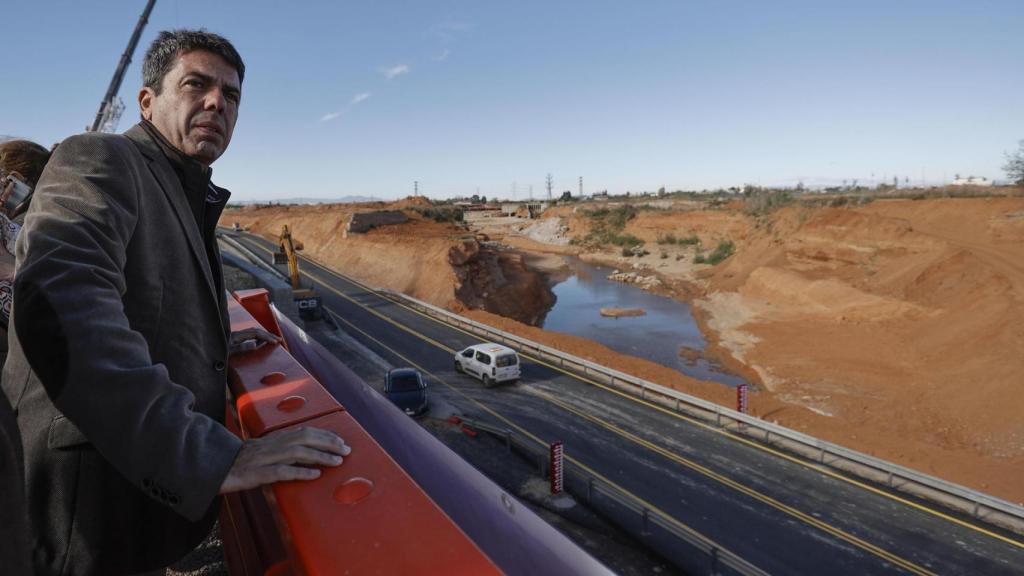 Carlos Mazón, durante la reparación de un viaducto arrollado por las riadas de la DANA. Efe / Manuel Bruque