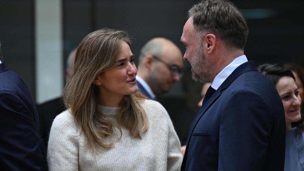 La vicepresidenta tercera, Sara Aagesen, conversa con el comisario de Energía, Dan Jorgensen, durante la reunión de este lunes en Bruselas