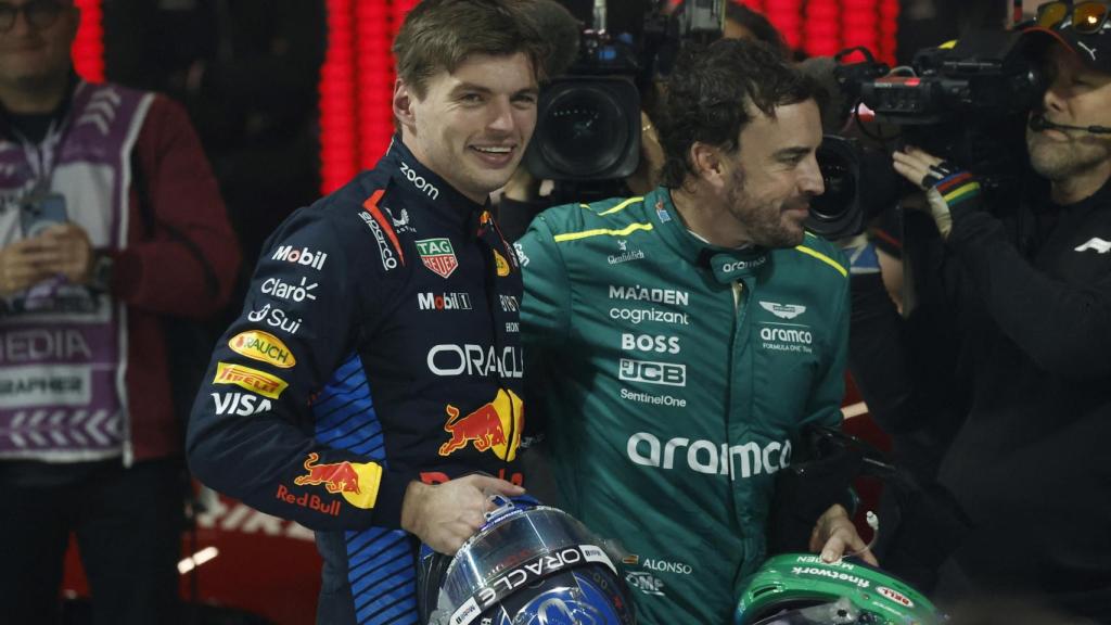 Fernando Alonso felicita a Verstappen tras ganar el Mundial en el GP de Las Vegas.