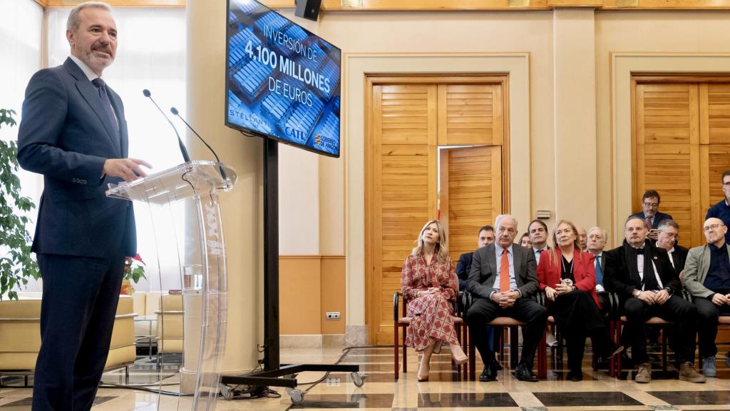 Azcón, con los agentes sociales y consejeros de su Gobierno, este lunes.