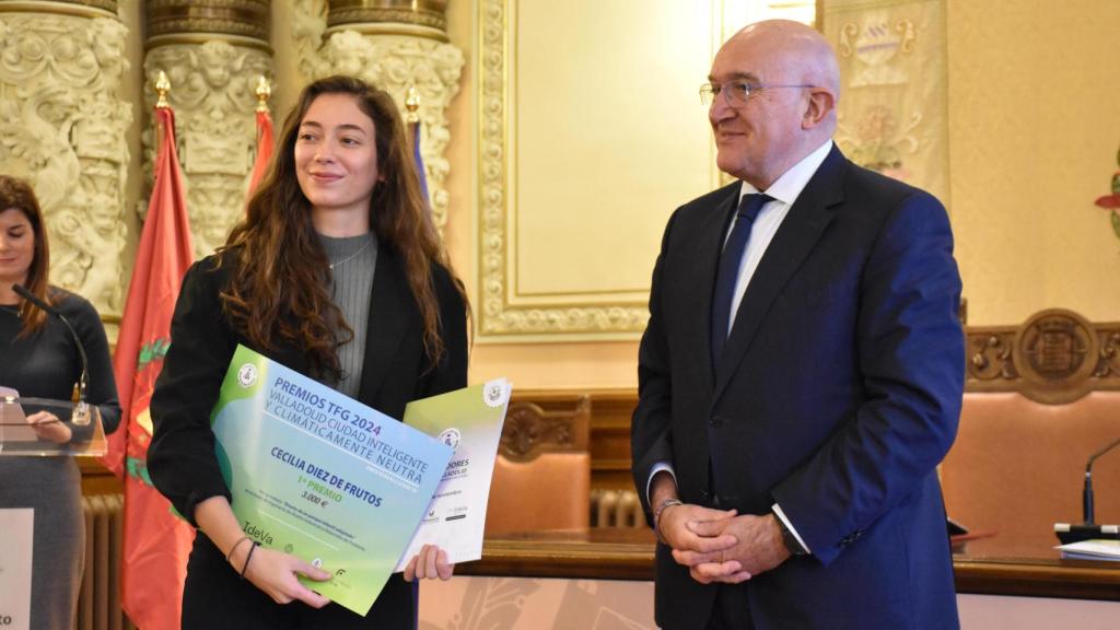 Cecilia recogiendo su premio de la mano de Jesús Julio Carnero