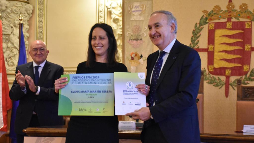 Elena recogiendo su premio de la mano de Antonio Largo