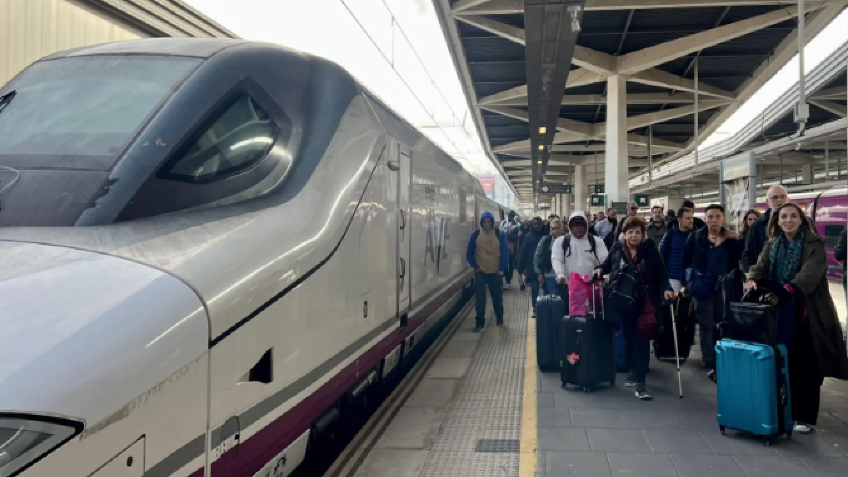 Pasajeros descienden del tren de Renfe a su llegada a la estación de Valencia - Joaquín Sorolla.