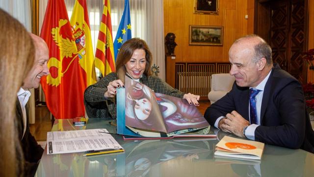 La alcaldesa, Natalia Chueca, en la firma de colaboración junto a ha suscrito hoy un acuerdo con el director general de Edelvives, Javier Cendoya.