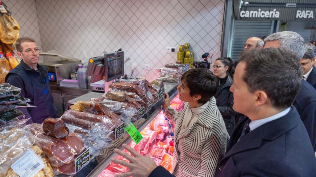 La ministra y el alcalde recorrieron todos los puestos del mercado y visitaron el supermercado de La Despensa.