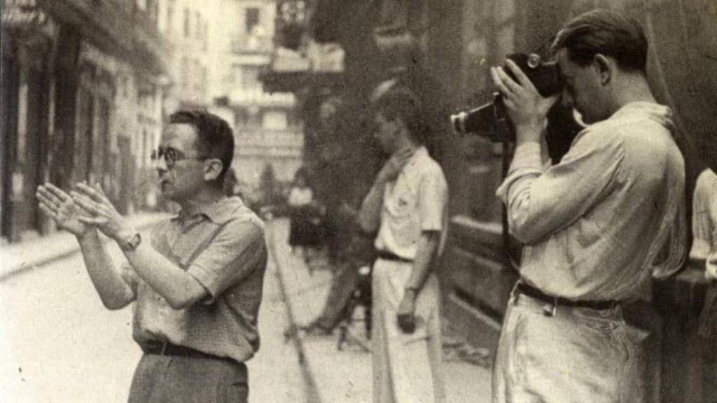 Max Aub (i) y André Malraux (d) durante el rodaje de la película 'Sierra de Teruel', h. 1938-1939