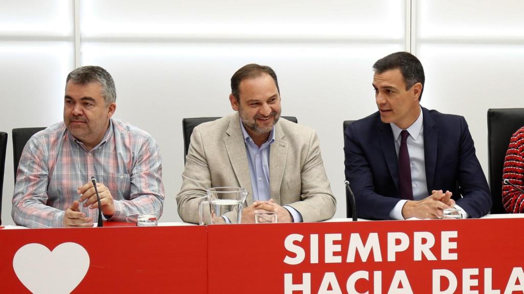 El actual secretario de Organización del PSOE, Santos Cerdán, el presidente del Gobierno, Pedro Sánchez, y el exministro Ábalos, en una imagen de 2019.