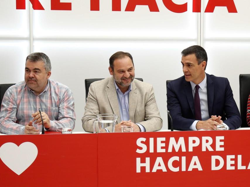 El actual secretario de Organización del PSOE, Santos Cerdán, el presidente del Gobierno, Pedro Sánchez, y el exministro Ábalos, en una imagen de 2019.