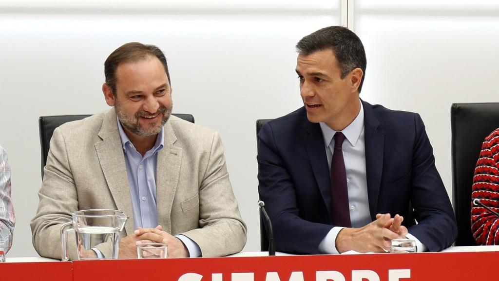 El actual secretario de Organización del PSOE, Santos Cerdán, el presidente del Gobierno, Pedro Sánchez, y el exministro Ábalos, en una imagen de 2019.