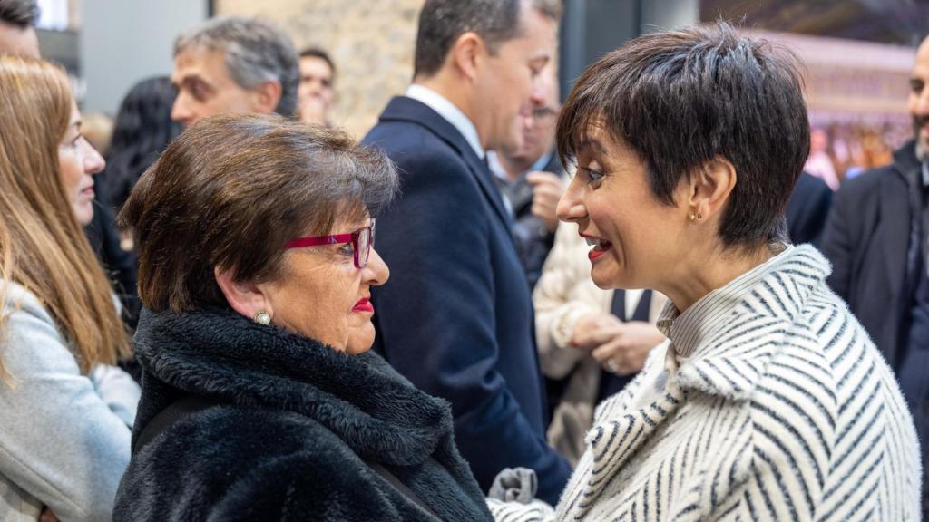 La ministra de Vivienda, Isabel Rodríguez, conversa con la presidenta de la Coordinadora de Asociaciones de Vecinos de Casco, María Luz Santos.