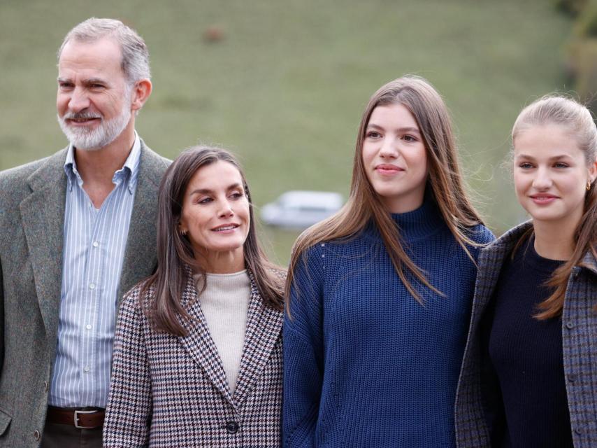 Felipe VI y Letizia, junto a la princesa Leonor y la infanta Sofía,  el pasado mes de octubre.