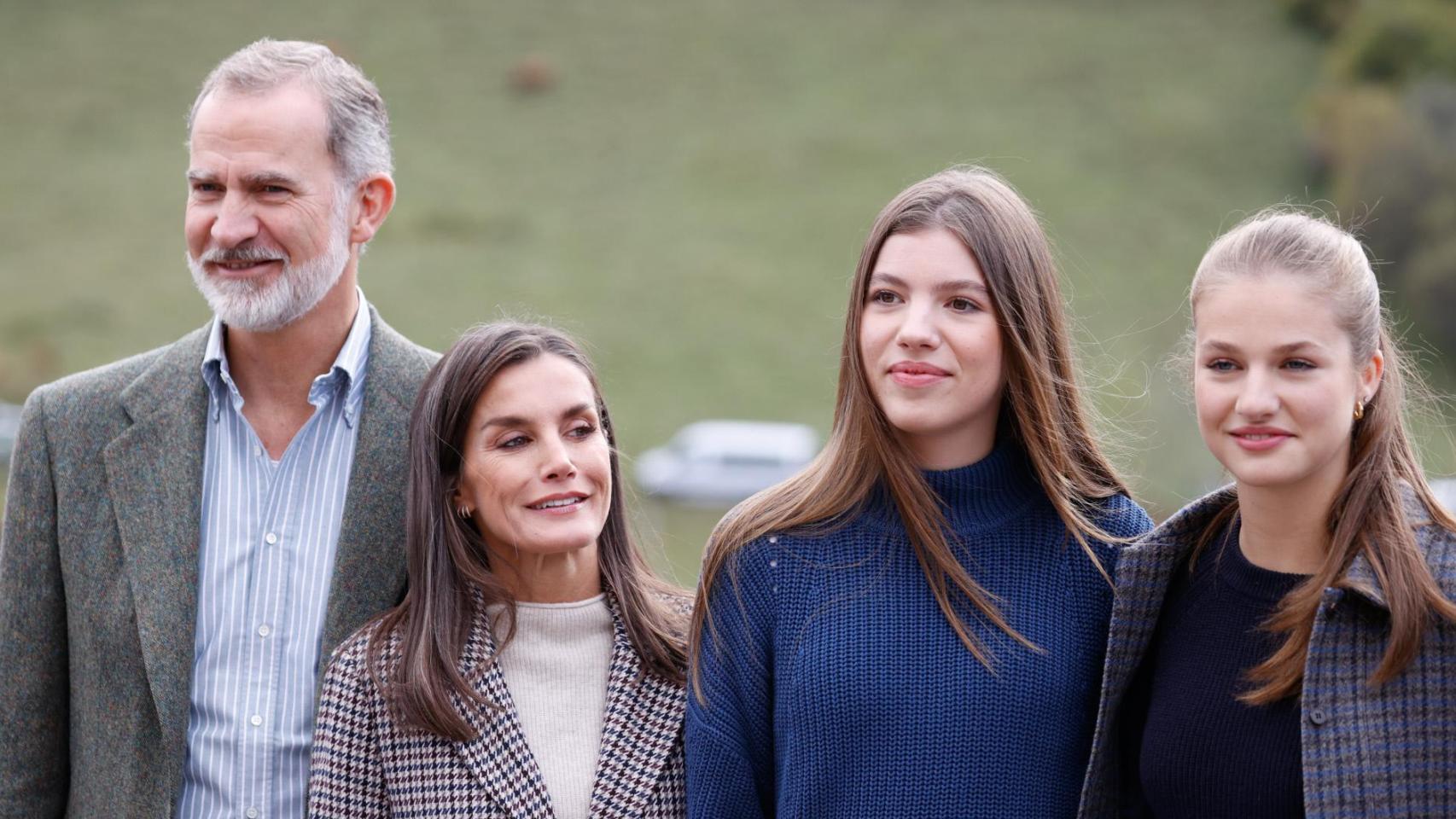 Felipe VI y Letizia, junto a la princesa Leonor y la infanta Sofía,  el pasado mes de octubre.