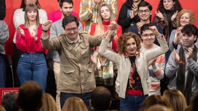 El secretario general del PSOE de Madrid, Óscar Lopez, y la ministra y vicesecretaria general del PSOE, María Jesús Montero, este domingo en Alcorcón.