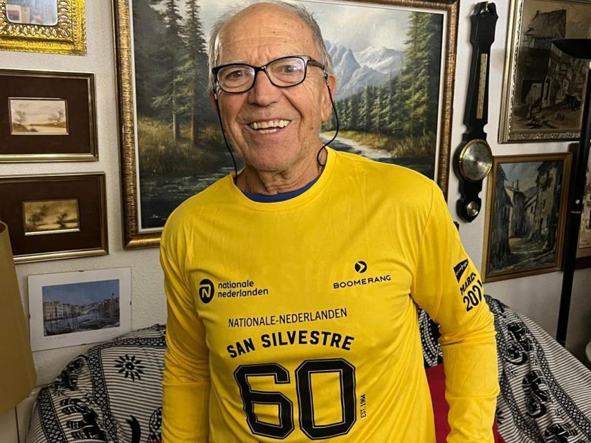 Luis García Recio, en su casa, con la camiseta del 60 aniversario