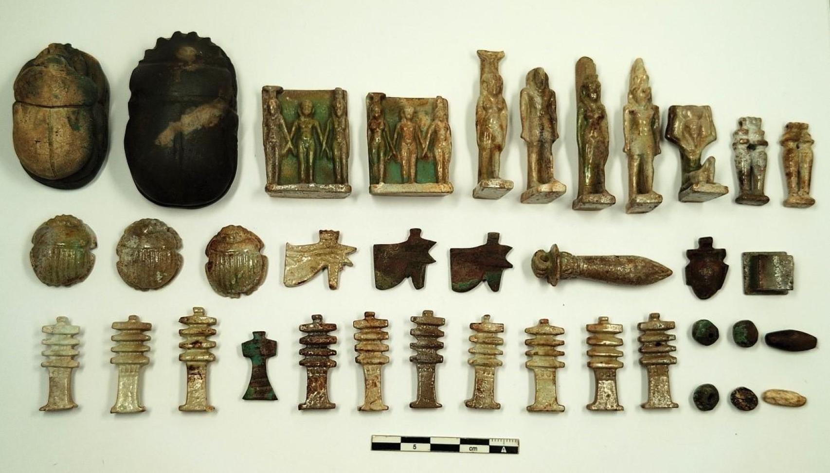 Amuletos hallados en el yacimiento egipcio.