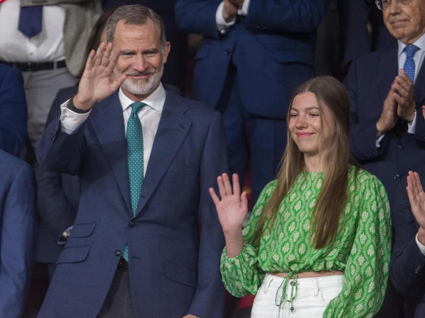 La infanta Sofía junto al rey Felipe en la final de la Copa del Rey de fútbol, en Sevilla, en mayo de 2023.