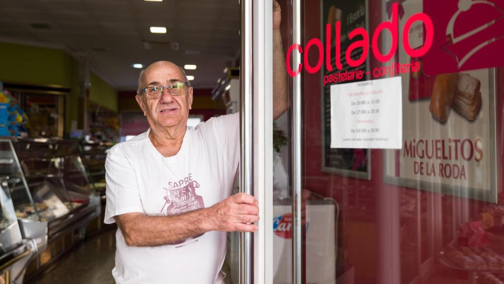 Isidoro Collado en la entrada de su confitería-pastelería en La Roda.