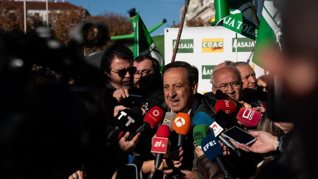 El presidente de Asaja, Pedro Barato, atiende a periodistas en la concentración en Madrid.