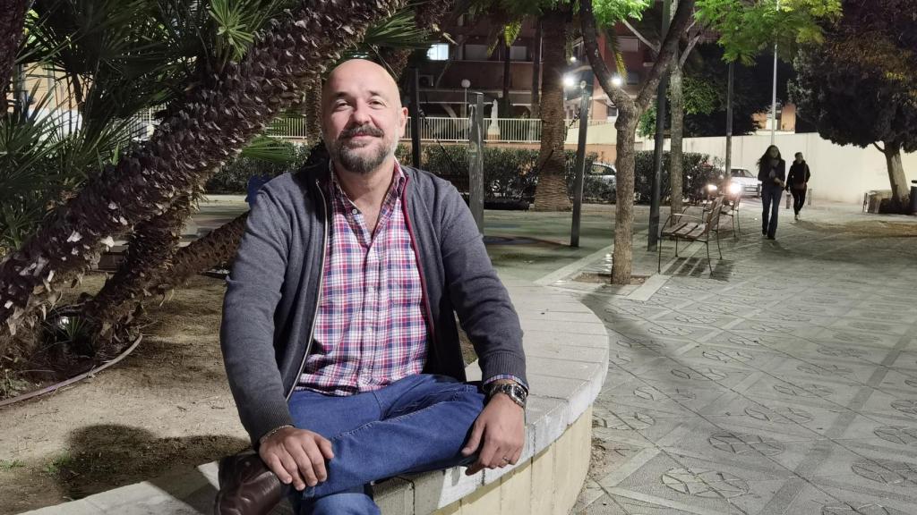 Alfredo Campello, en el parque de la plaza de San Juan de Dios de Alicante.