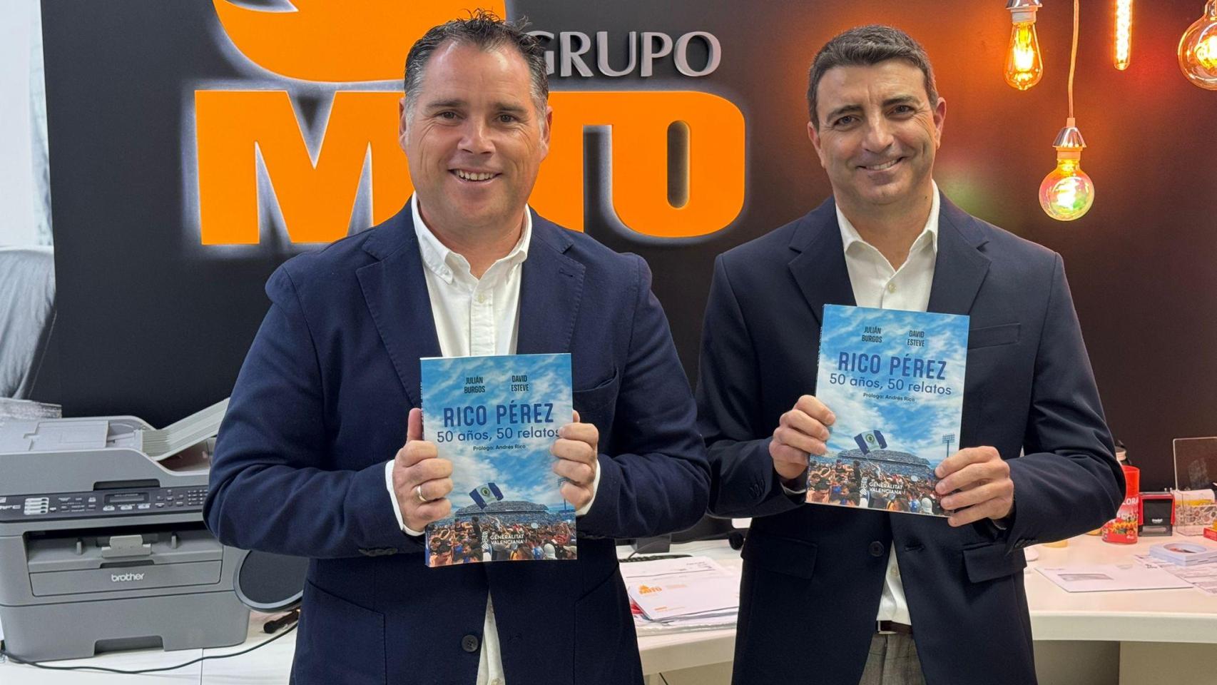 Los autores del libro, David Esteve y Julián Burgos.