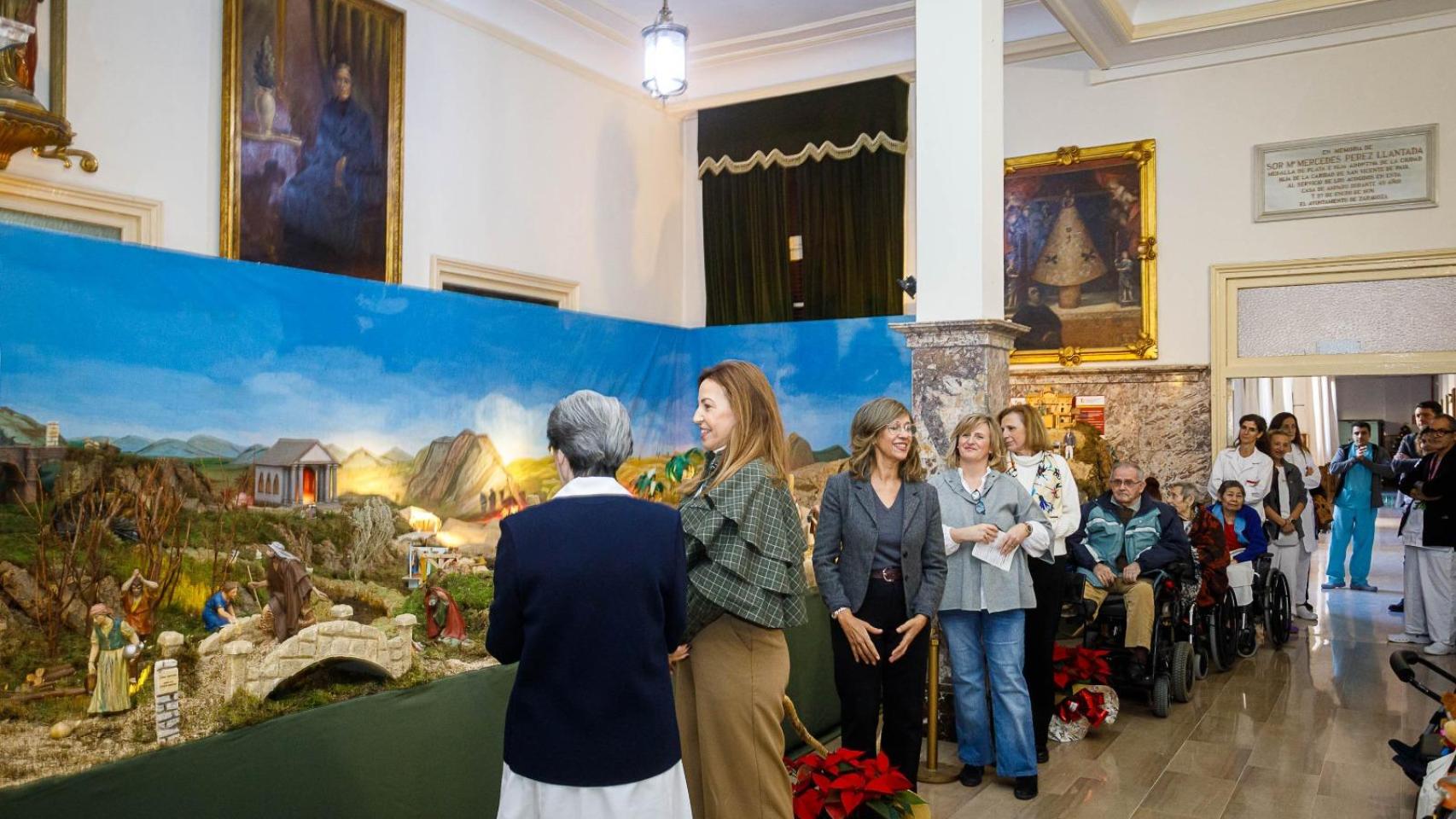 La alcaldesa de Zaragoza, Natalia Chueca, inaugura el tradicional belén de la Casa Amparo acompañada por la concejala de delegada de lgualdad y Familia, Marián Oros..