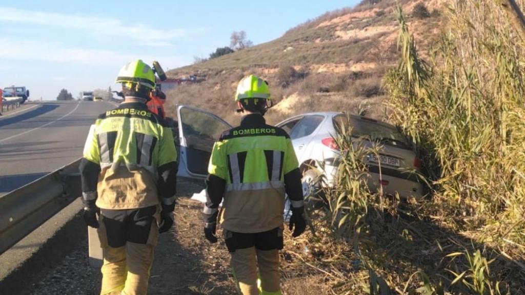 Los bomberos de la DPH, en el lugar del accidente.