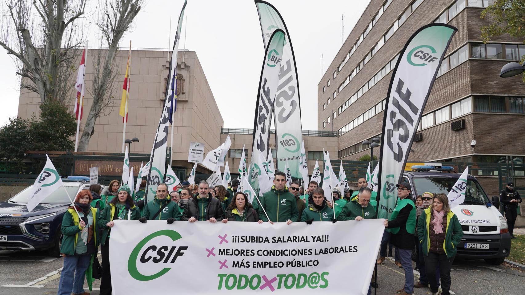 Movilización de CSIF en la Subdelegación del Gobierno en Valladolid, con la presencia del presidente autonómico, Benjamín Castro, y su homóloga a nivel provincial, María José San Román