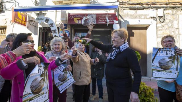 Celebración en el estanco de Poyales del Hoyo (Ávila) tras entregar el primer premio de la Lotería de Navidad