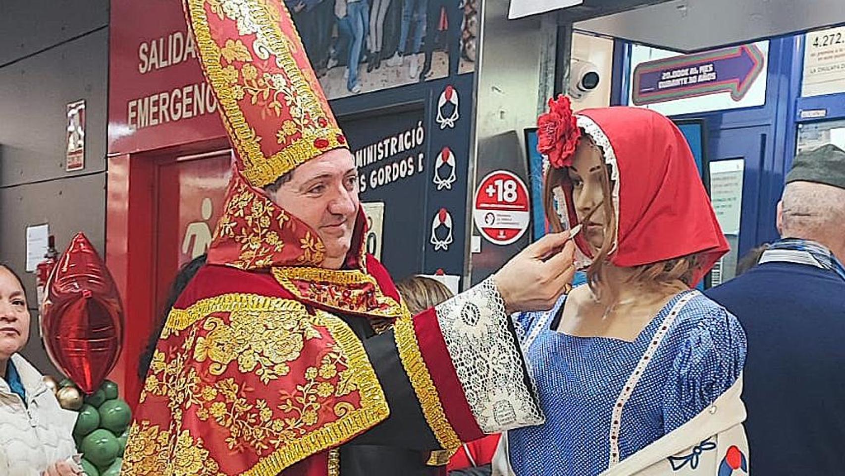 Juan López, el obispo de la Lotería, con La Chulapa de Moncloa