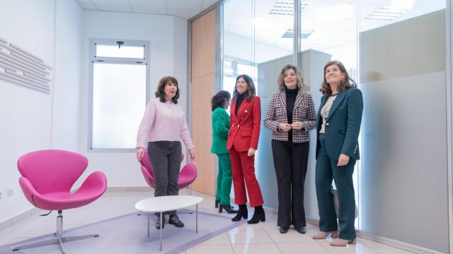 La directora general de la Mujer, María Victoria Moreno, acompañada de la delegada territorial, Raquel Sanz; y representantes del ayuntamiento y la diputación; inaugura el Centro de Atención a Víctimas de Agresiones Sexuales 'Atiendo' de Segovia