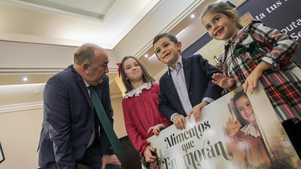 Alejandro junto a Daniela y al presidente de la Diputación de Segovia