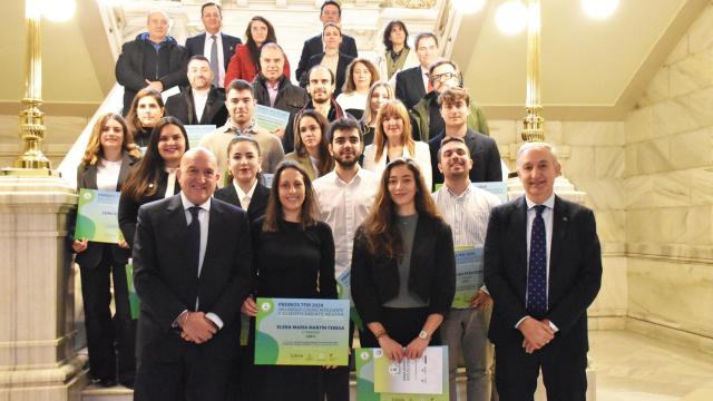 Fotografía de familia de premiados y personalidades