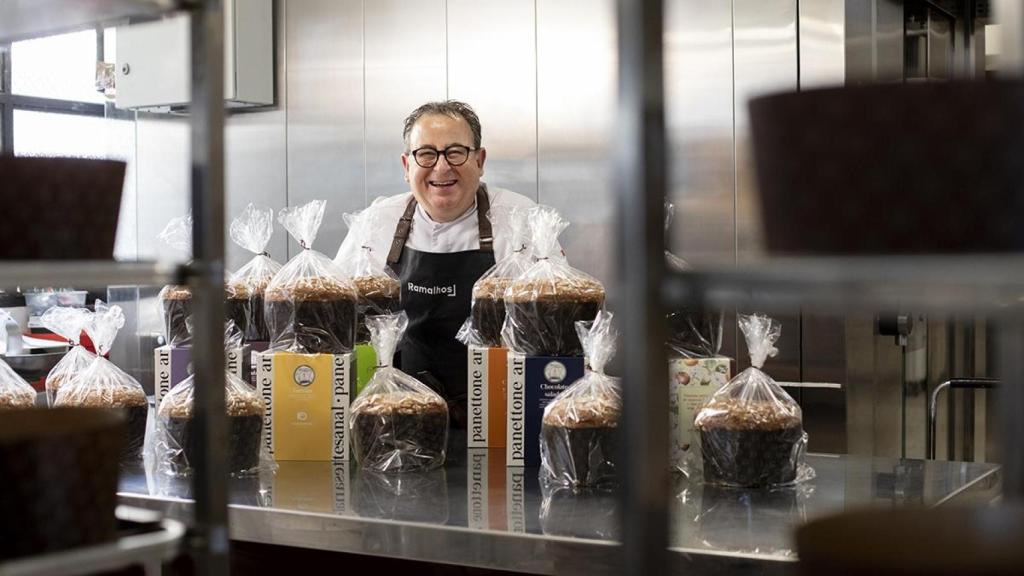 Este es el rey alicantino del panettone: los prepara de chocolate blanco, Ferrero o níspero de Callosa