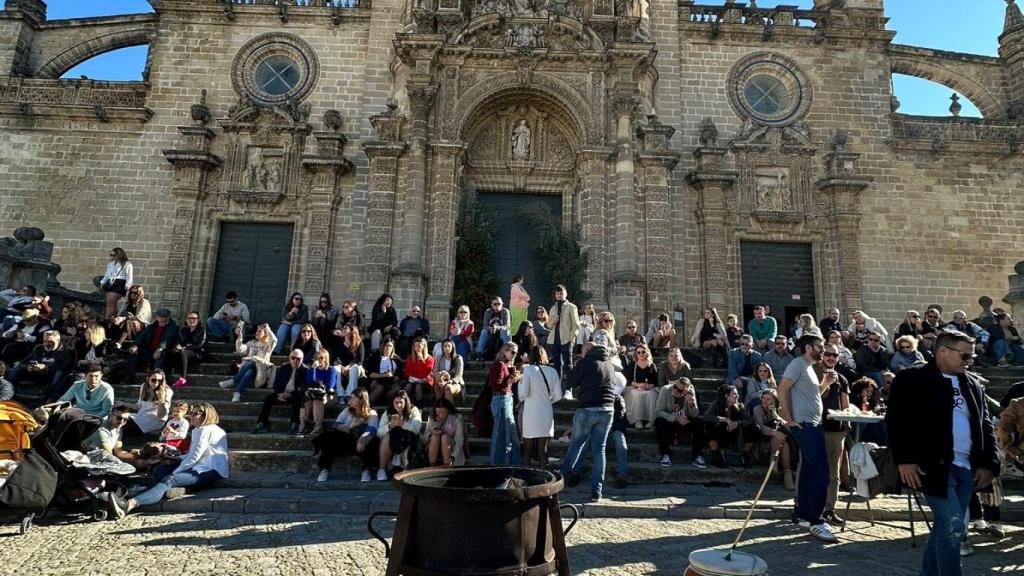 Preparativos de una zambomba frente a la Catedral.