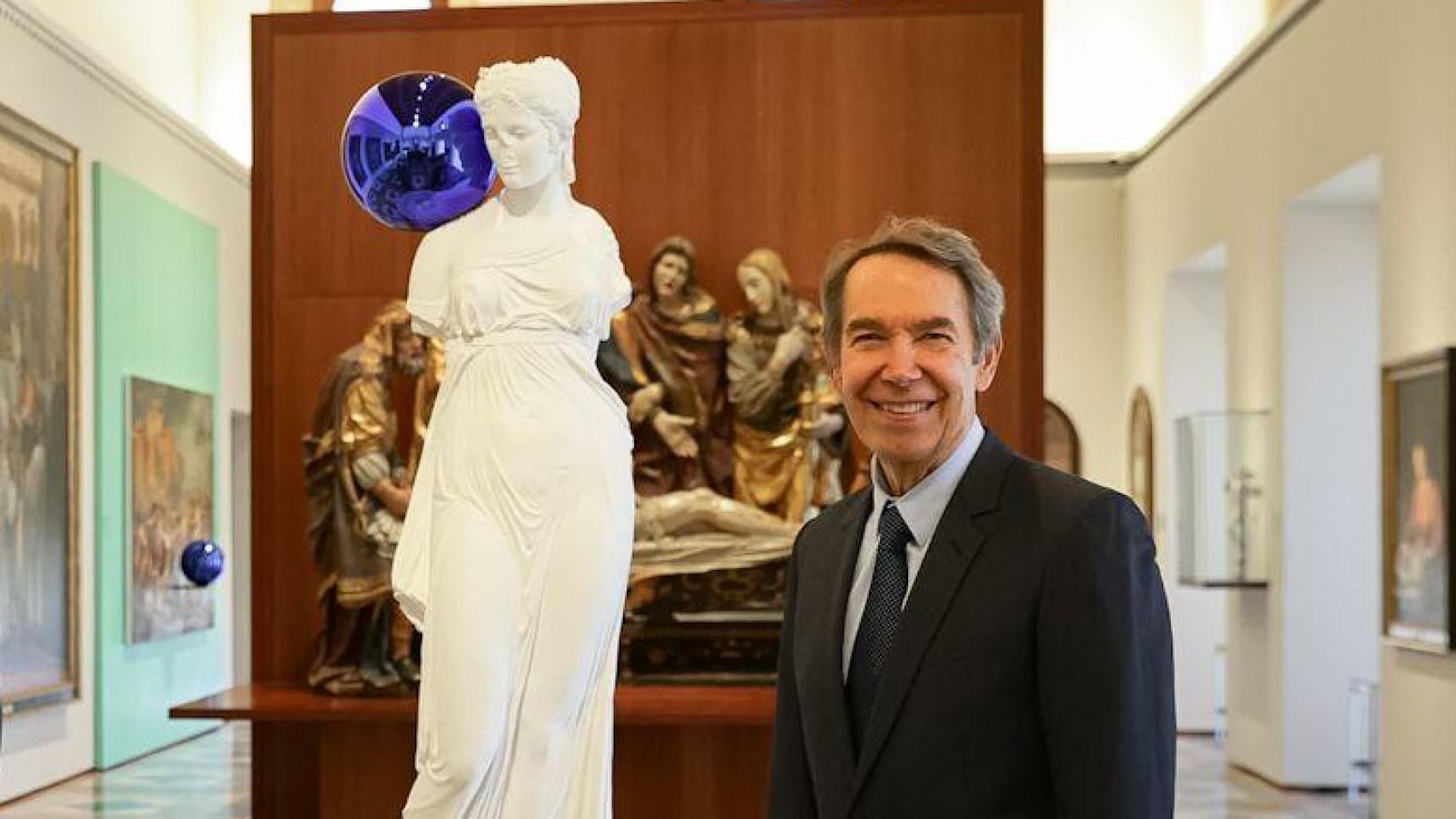 Jeff Koons en el Palacio de Carlos V de La Alhambra delante de su obra 'Gazing Ball (Mujer de pie)'. Foto: Lucía Rivas © Museo Picasso Málaga