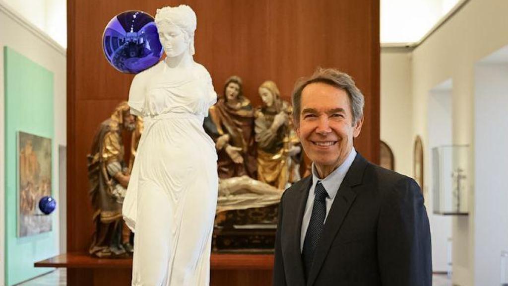 Jeff Koons en el Palacio de Carlos V de La Alhambra delante de su obra 'Gazing Ball (Mujer de pie)'. Foto: Lucía Rivas © Museo Picasso Málaga