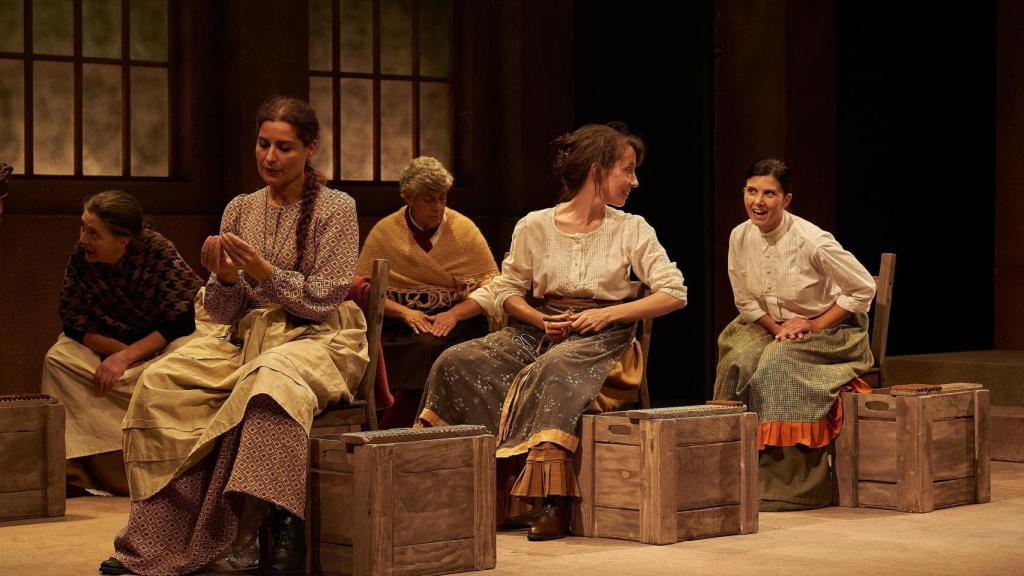 Una escena de 'Cigarreras', un espectáculo basado en 'La Tribuna' de Emilia Pardo Bazán. dirigido por Cándido Pazó. Foto: Teatro Fernán Gómez