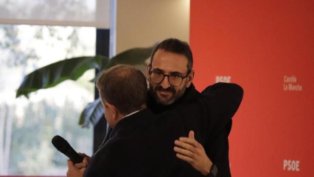 Abrazo entre Sergio Gutiérrez y Emiliano García-Page.